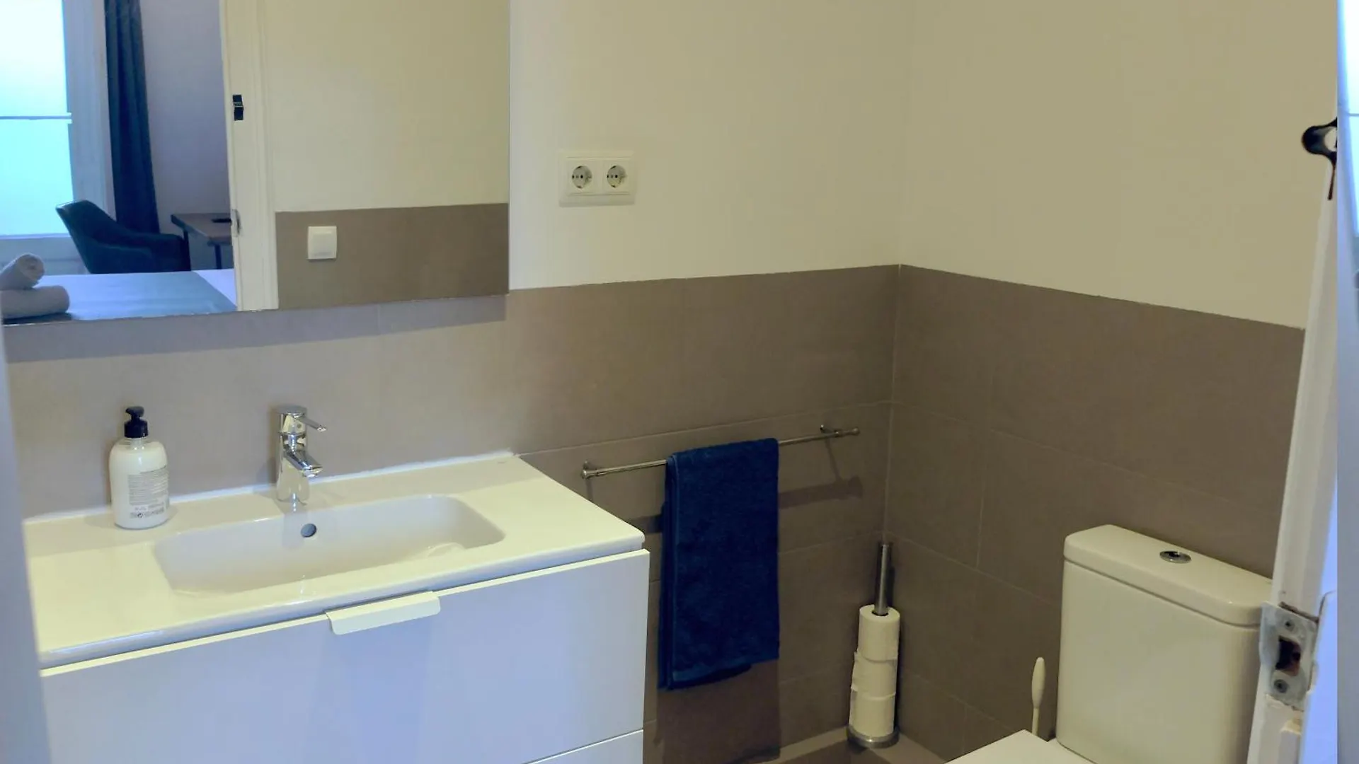 Fabrizzio'S Petit Hostel Barcelona Spain