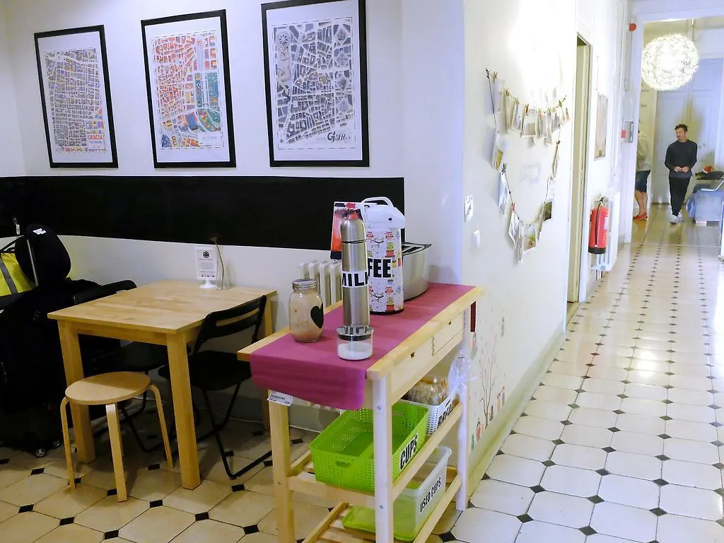 Fabrizzio'S Petit Hostel Barcelona Spain