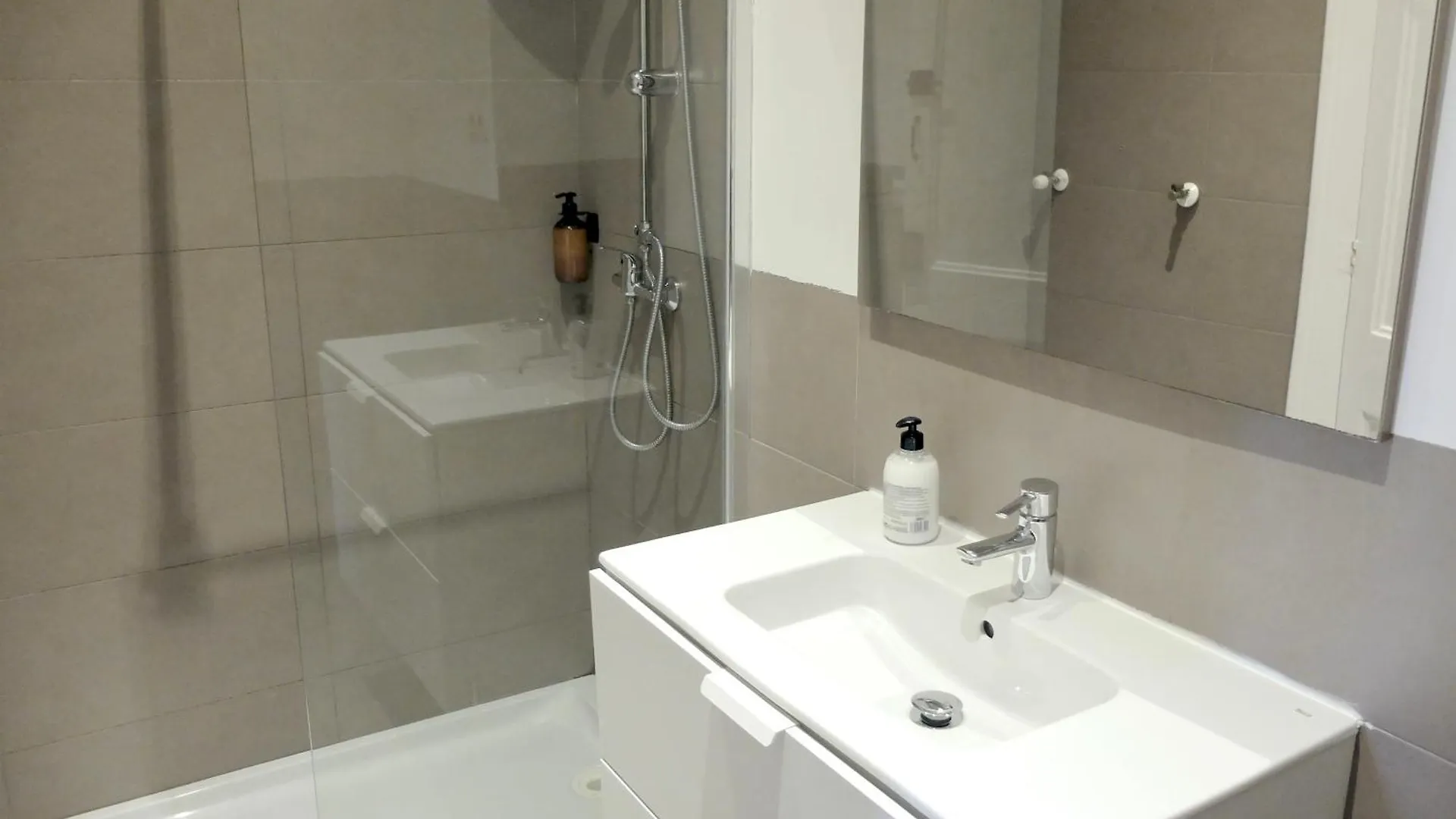 Fabrizzio'S Petit Hostel Barcelona